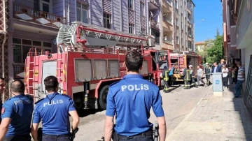 Karaman’da 5 katlı binanın çatısında yangın
