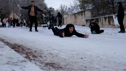 Karaman&rsquo;da &ccedil;ocuklar karın keyfini kayarak &ccedil;ıkardı
