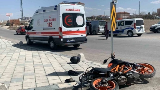 Karaman’da devrilen motosikletin sürücüsü ölümden döndü
