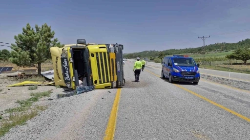 Karaman’da devrilen tırın sürücüsü yaralandı
