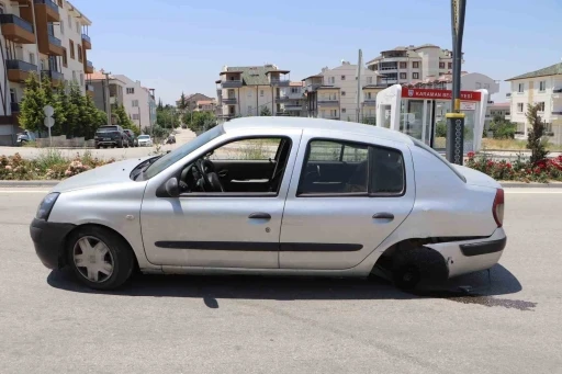 Karaman&rsquo;da dubaya &ccedil;arpan otomobilin tekeri ile egzozu koptu: Kaza anı kamerada
