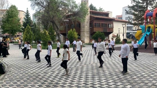 Karaman’da eş zamanlı halk oyunları gösterisi
