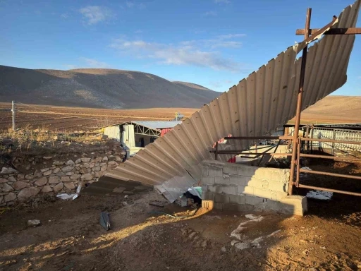 Karaman&rsquo;da fırtınada u&ccedil;an &ccedil;atının altında kalarak yaşamını yitirdi
