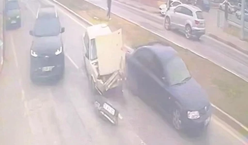 Karaman&rsquo;da g&uuml;venlik kamerasına yansıyan kazada 1 kişi yaralandı
