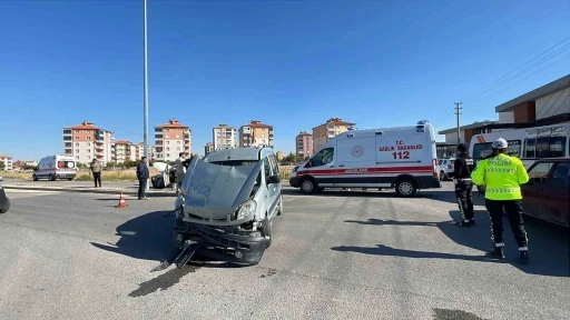 Karaman’da hafif ticari araçla cip çarpıştı: 3 yaralı
