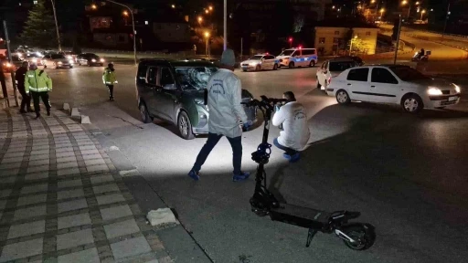 Karaman&rsquo;da hafif ticari ara&ccedil;la scooter &ccedil;arpıştı: 1 ağır yaralı
