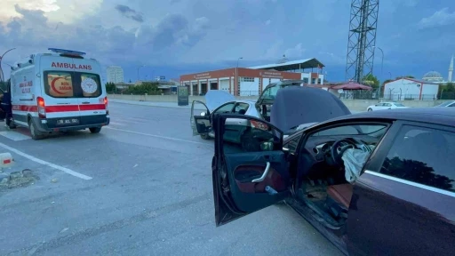 Karaman&rsquo;da iki otomobil &ccedil;arpıştı: 1 yaralı
