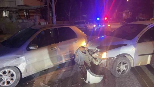 Karaman&rsquo;da iki otomobilin &ccedil;arpışması kameraya yansıdı: 1 yaralı
