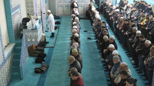 Karaman&rsquo;da ilk teravih namazında camiler doldu taştı
