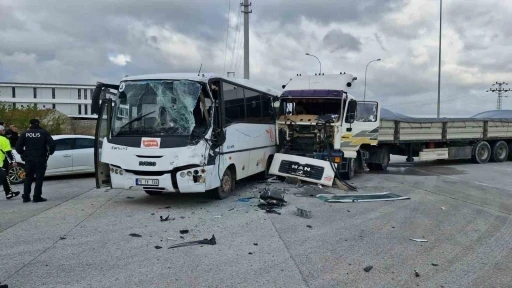 Karaman&rsquo;da iş&ccedil;i servisi ile tır &ccedil;arpıştı: 12 yaralı