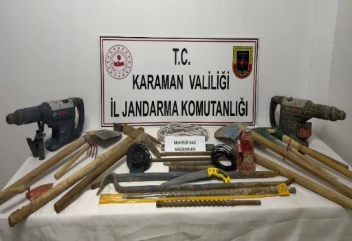 Karaman&rsquo;da jandarma uyuşturucu ve kazı malzemeleri ele ge&ccedil;irdi
