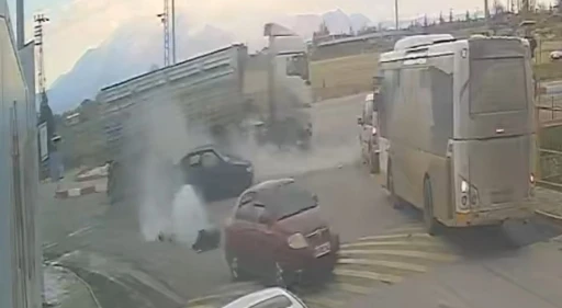 Karaman&rsquo;da kamyon otomobile &ccedil;arptı: 2 yaralı
