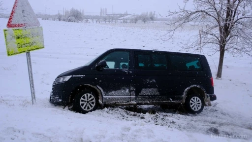 Karaman&rsquo;da karlı yolda kontrolden &ccedil;ıkan minib&uuml;s şarampole indi
