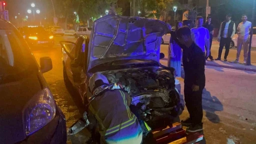 Karaman&rsquo;da karşı şeride ge&ccedil;en pikap park halindeki 3 araca &ccedil;arptı: 1 yaralı
