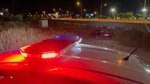 Karaman&rsquo;da kaza yerinden ayrılan alkoll&uuml; s&uuml;r&uuml;c&uuml;ye 101 bin lira ceza kesildi
