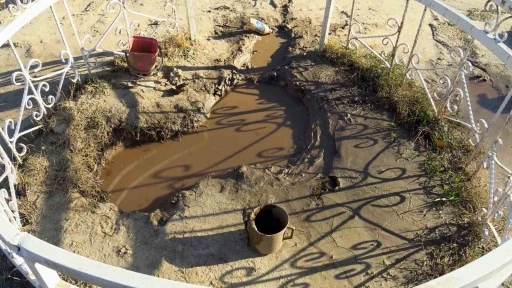 Karaman&rsquo;da mezarlıkta &ccedil;ıkan yağlı &ccedil;amurun şifa dağıttığına inanılıyor
