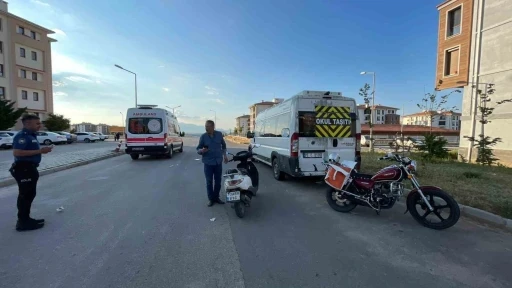 Karaman&rsquo;da minib&uuml;se &ccedil;arpan motosikletin s&uuml;r&uuml;c&uuml;s&uuml; yaralandı
