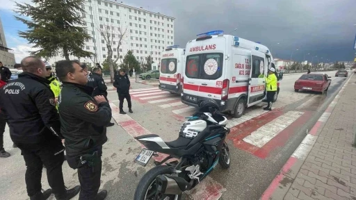 Karaman&rsquo;da motosiklet otomobile &ccedil;arptı: 1 yaralı
