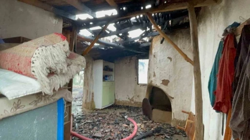 Karaman&rsquo;da m&uuml;ştemilatta &ccedil;ıkan yangın eve sı&ccedil;ramadan s&ouml;nd&uuml;r&uuml;ld&uuml;
