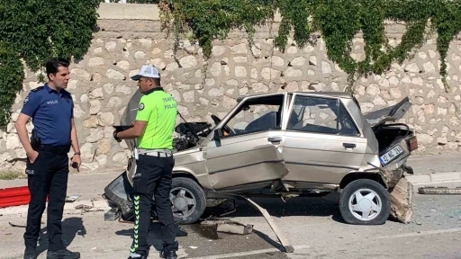Karaman’da önce solladığı kamyonete sonra da aydınlatma direğine çarpan aracın sürücüsü yaralandı
