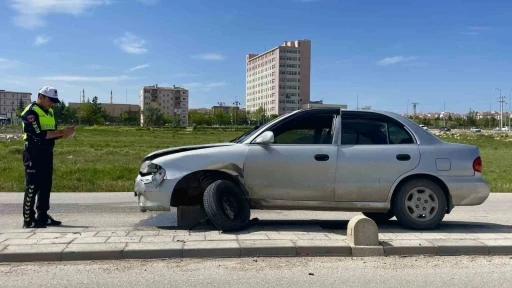 Karaman&rsquo;da otomobil ref&uuml;je &ccedil;ıktı: 1 yaralı
