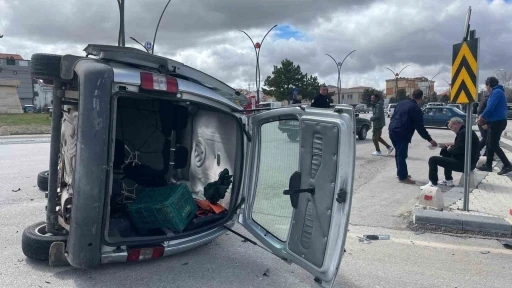 Karaman&rsquo;da otomobille &ccedil;arpışan hafif ticari aracın devrilmesi kameraya yansıdı: 2 yaralı
