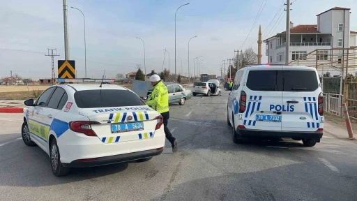 Karaman&rsquo;da otomobiller &ccedil;arpıştı: 3 yaralı
