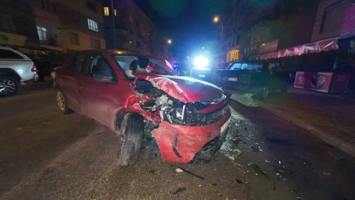 Karaman&rsquo;da park halindeki araca &ccedil;arpan otomobilin s&uuml;r&uuml;c&uuml;s&uuml; yaralandı

