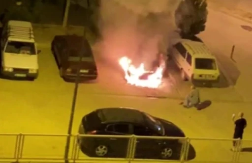 Karaman’da park halindeki otomobil alev alev yandı
