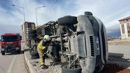 Karaman&rsquo;da şiddetli fırtına kamyoneti devirdi, &ccedil;atılar u&ccedil;tu
