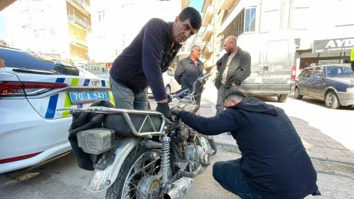 Karaman&rsquo;da s&uuml;r&uuml;c&uuml;s&uuml;n&uuml;n bırakıp ka&ccedil;tığı motosikletin şase numarasının kazınmış olduğu belirlendi
