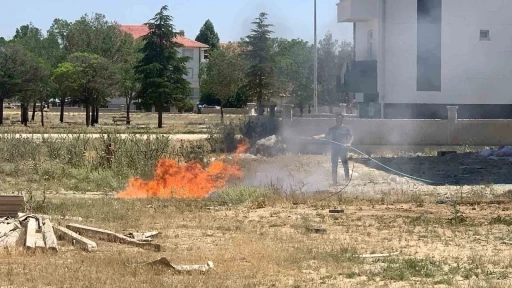 Karaman’da tutuşan inşaat atıkları büyümeden söndürüldü
