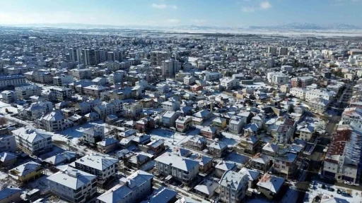 Karaman, mevsimin ilk karıyla beyaza b&uuml;r&uuml;nd&uuml;
