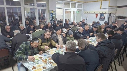 Kara&ouml;ren k&ouml;yl&uuml;leri ve misafirleri iftar yemeğinde bir araya geldi
