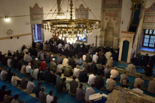 Karapınar’da bayram namazında vatandaşlar camilere akın etti
