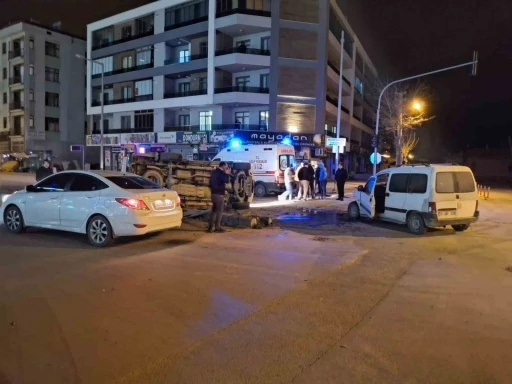 Karapınar&rsquo;da iki kamyonet &ccedil;arpıştı: 2 yaralı
