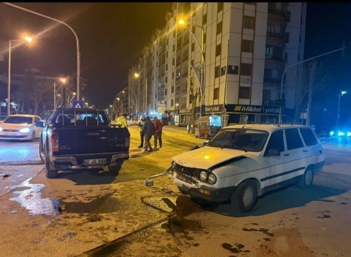 Karapınar&rsquo;da kamyonet ile otomobil &ccedil;arpıştı: 1 yaralı

