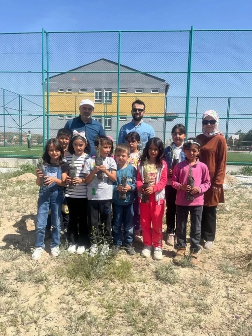 Karapınar’da öğrenciler 110 fidanı toprakla buluşturdu

