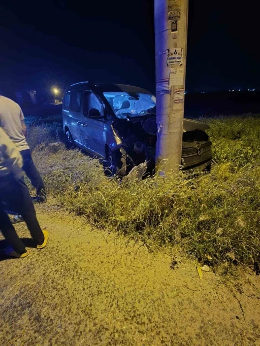 Karapınar’da otomobil beton direğe çarptı: 5 yaralı
