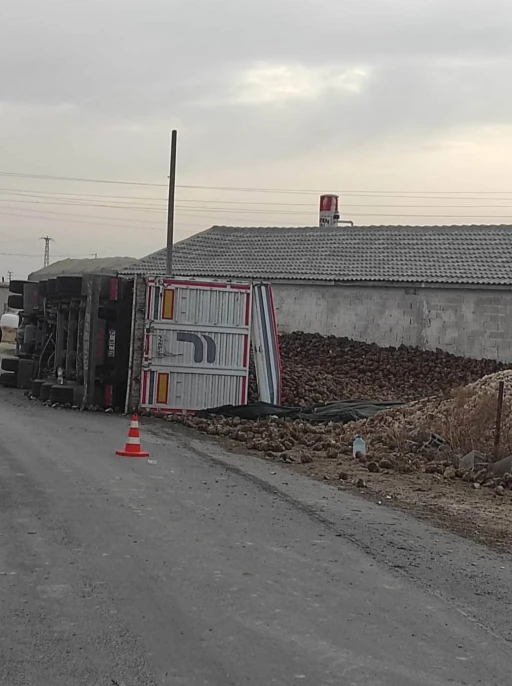 Karapınar&rsquo;da pancar y&uuml;kl&uuml; tır devrildi: 1 yaralı
