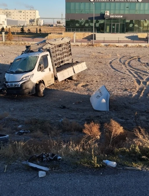 Karapınar&rsquo;da şarampole devrilen kamyonet s&uuml;r&uuml;c&uuml;s&uuml; yaralandı
