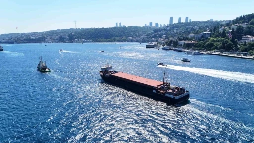 Karasu&rsquo;da karaya oturan dev gemi İstanbul Boğazı&rsquo;ndan ge&ccedil;ti
