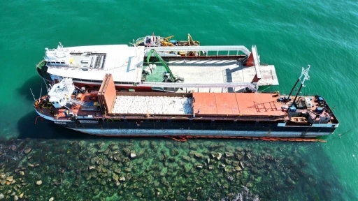 Karasu&rsquo;da karaya oturan gemiyi kurtarma &ccedil;alışmalarına başlandı
