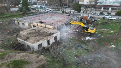 Karasu&rsquo;da "riskli alan" ilan edilen b&ouml;lgedeki binalar i&ccedil;in kep&ccedil;eler sahile indi
