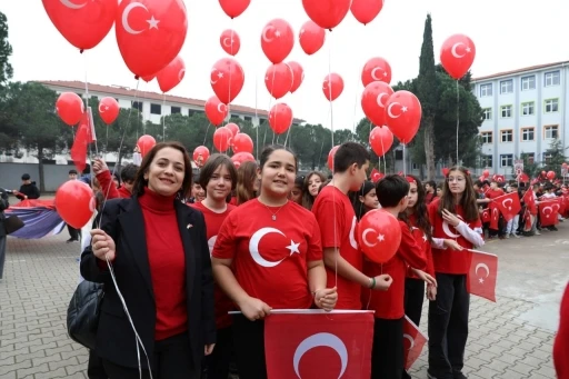 Karasu&rsquo;da sokaklar kırmızı beyaza b&uuml;r&uuml;nd&uuml;
