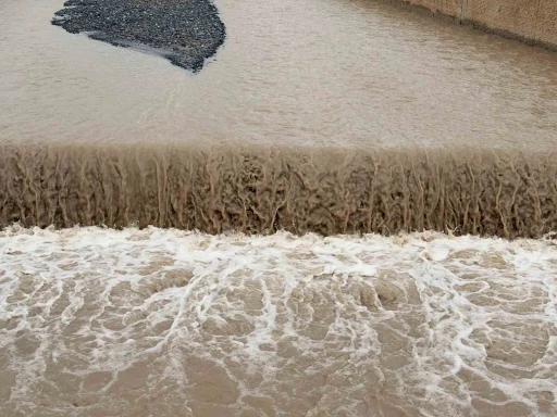 Karasu Nehri taştı, ekili alanlar suya g&ouml;m&uuml;ld&uuml;
