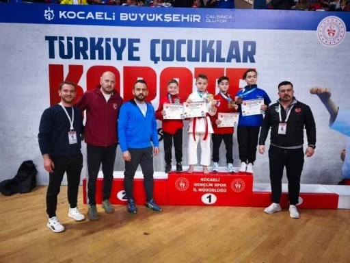 Karatede 3 madalya
