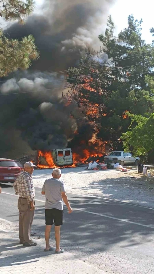 Karavan yangını ormana sıçradı, ekipler anında müdahale etti
