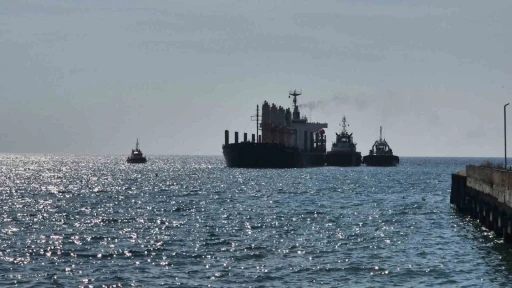 Karaya oturan gemi 4 g&uuml;nd&uuml;r kurtarılmayı bekliyor

