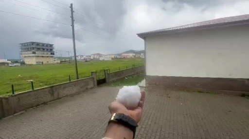 Karayazı&rsquo;da ceviz b&uuml;y&uuml;kl&uuml;ğ&uuml;ndeki dolu şaşırttı
